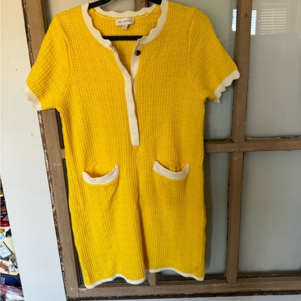 FUN & FLATTERING Free Assembly knit dress! Yellow with adorable white trim💛🤍💛